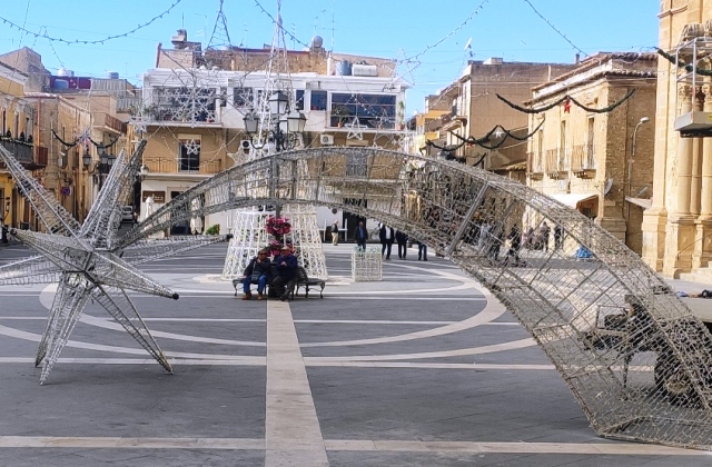 Niscemi. Cerimonia di accensione dell’Albero di Natale e delle luci, stasera (giovedì 5 dicembre), alle ore 20, in piazza Vittorio Emanuele